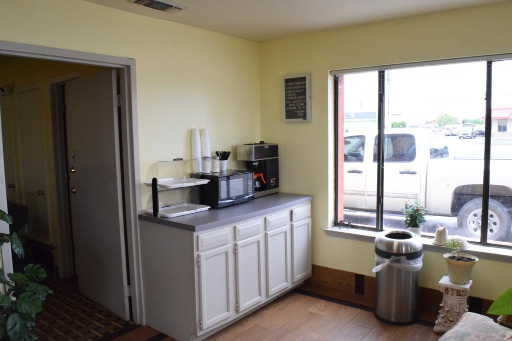 Delux Inn Odessa Exteriör bild